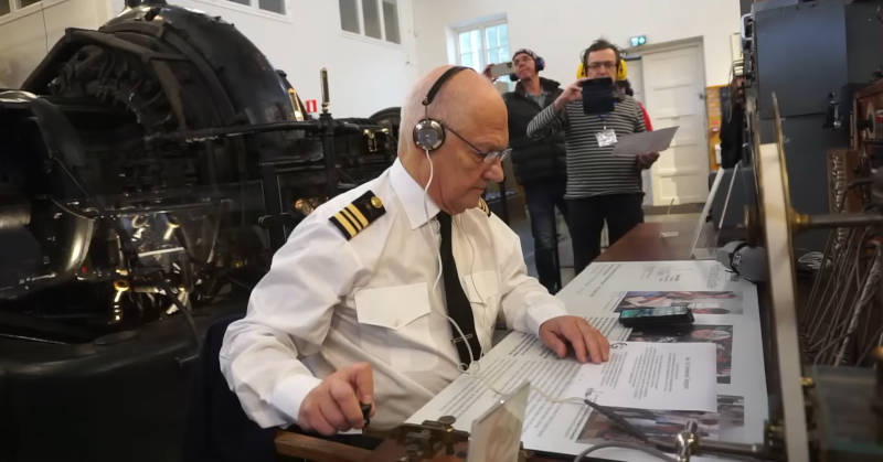 Archivo JPG con fotografía donde se ve el operador de la estacióny al fondo la maquinaria mecánica que genera la onda de radio