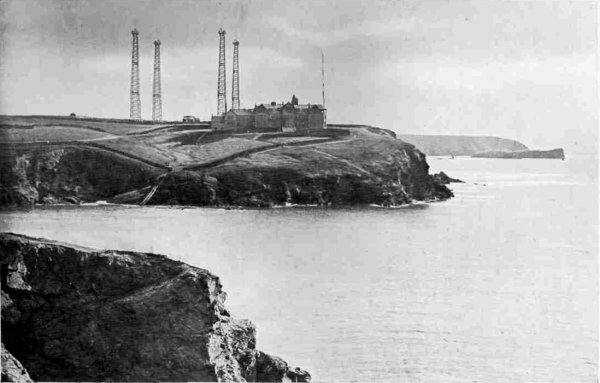 Archivo JPG con fotografía donde se ve la costa, antenas y construcciones de la estación Poldhu de Marconi